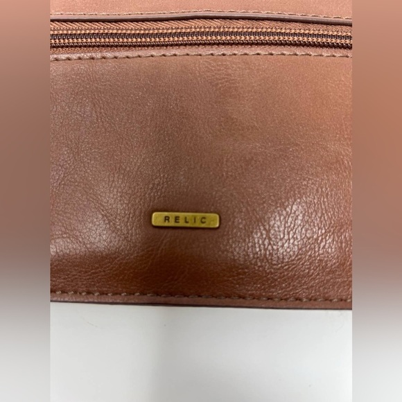 Relic Women’s Takeaway Scalloped Clutch in Great Condition - Picture 8 of 12